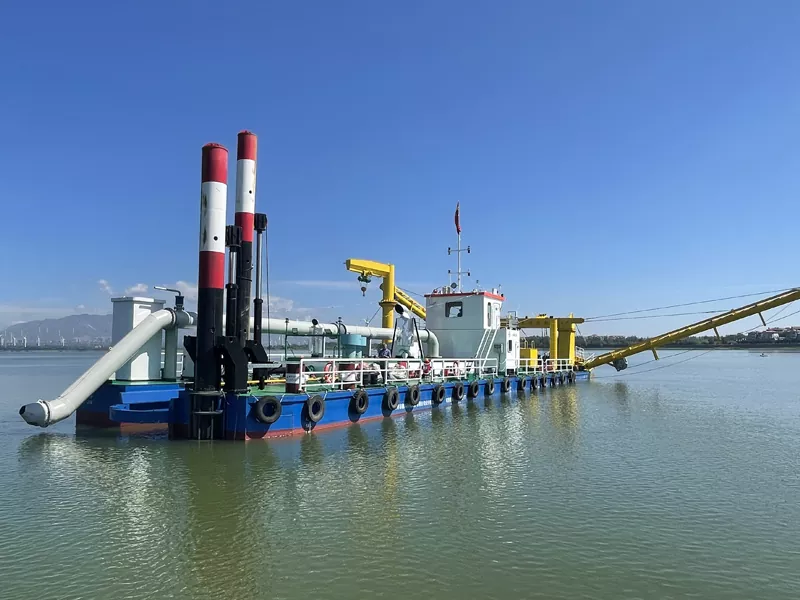 12-calowy statek pogłębiarski