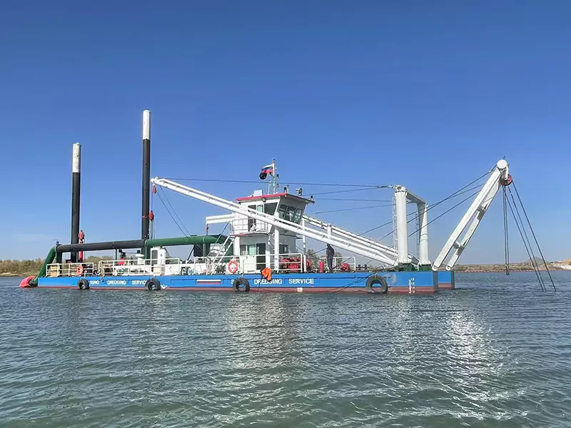 Pogłębiarka ssąca z frezem — potężne narzędzie do wydajnego kruszenia skał i usuwania mułu.