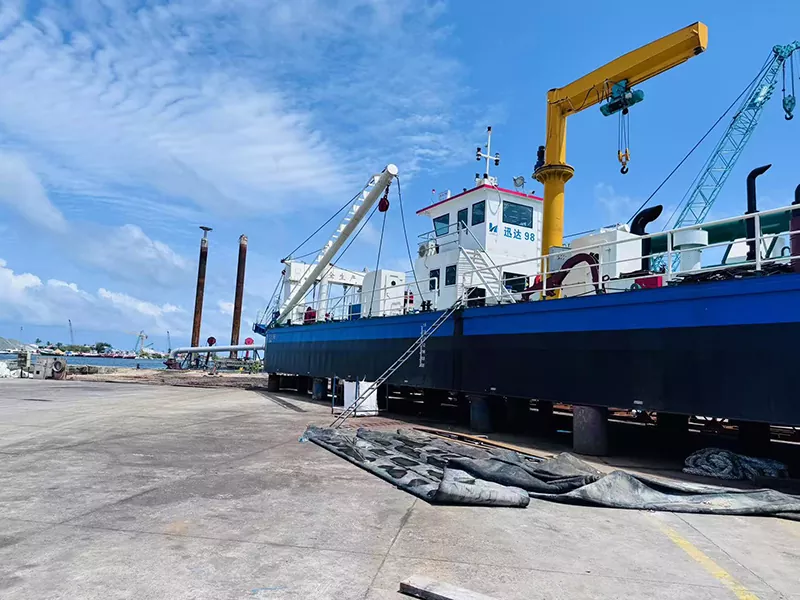 Statek pogłębiarski o dużej wytrzymałości